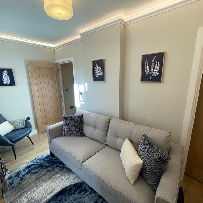 4 Bed Terraced House, Broadway Avenue, CR0 - Photo 1