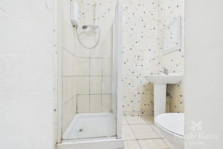 2 bedroom end of terrace house to rent - Photo 5