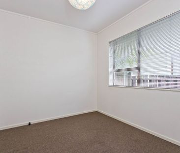 Sunny, spacious 3-bedroom unit with lock-up garage - Photo 4
