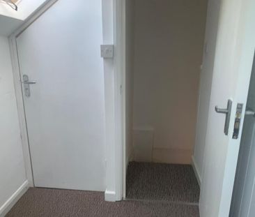 Loft converted small size studio flat ideal for single person £850 pcm - Photo 2