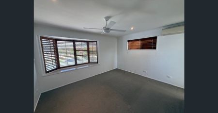 Spacious Family Home in Aquatic Paradise - Photo 4