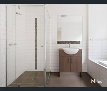 SUPERBLY APPOINTED EXECUTIVE TOWNHOUSE - Photo 6