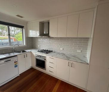 Contemporary Convenience with Privacy! - Photo 5