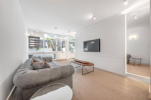 2 bedroom mews to rent - Photo 1