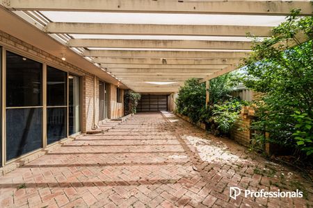 Spacious 5 x 2 home with exceptional outdoor entertaining area!!! - Photo 2