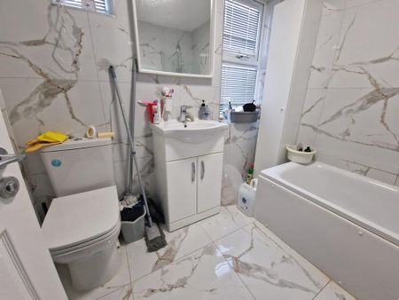 4 bedroom terraced house to rent - Photo 5