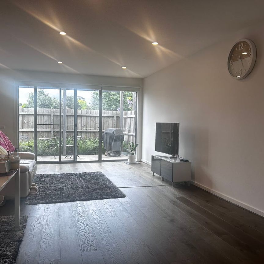 Contemporary Three Bedroom Townhouse in Central Bayswater - Photo 1