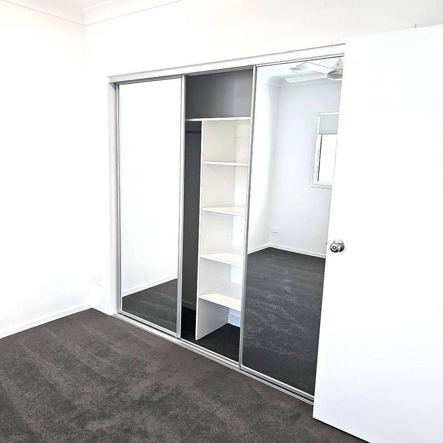 AVAIL NOW- 3 BED 2BATH TOWNHOUSE - FULLY DUCTED AIR & A LAWNED BACKYARD OVERLOOKING PARK - Photo 1