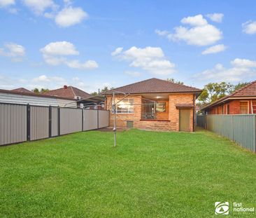 GREAT LOCATION! 3 BEDROOM BRICK HOME - Photo 4