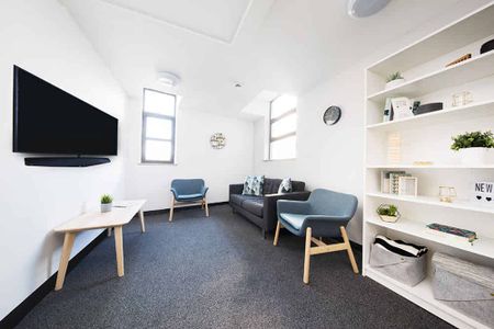 Large High Double Ensuite - Photo 3