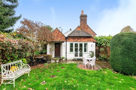 A quintessential cottage in the charming village of Brasted - Photo 2