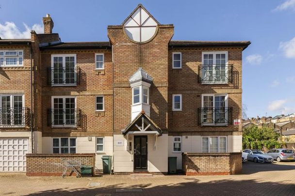 A spacious one double bedroom flat located between Archway and Finsbury Park - Photo 1