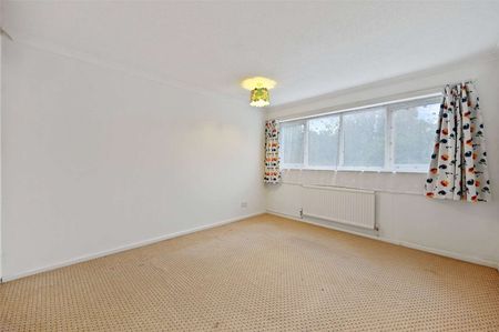 A spacious 2 bedroom house, with parking and private garden located just of Green Lane. Unfurnished and available now - Photo 5