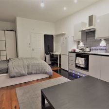 1 bedroom Studio in Kelso Road, Leeds - Photo 1