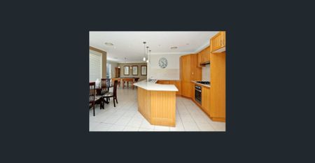 Spacious Family Home Set In Prestigious Area - Photo 4