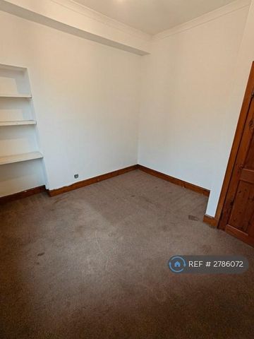 3 bedroom flat to rent - Photo 4