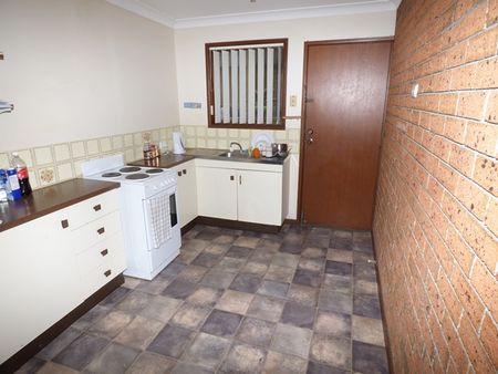 Low-Maintenance unit Walking Distance to Shops, Schools & Transport! - Photo 5