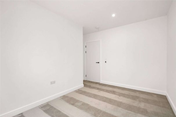 A fantastic two bedroom apartment available in an exceptional London canal side development. - Photo 1