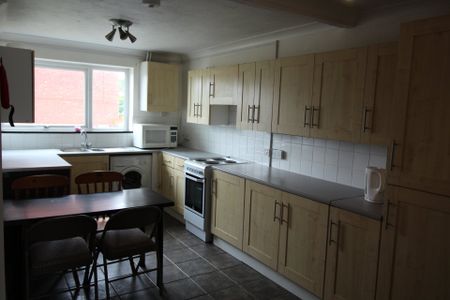 5 bed house to rent in Handel Walk, Colchester - Photo 2