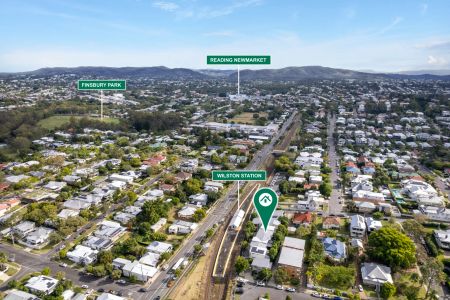 3 level townhouse with city views - Photo 3