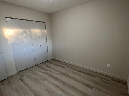 Fantastic Newly Renovated 3 Bed 4-plex - Water Included - Photo 3