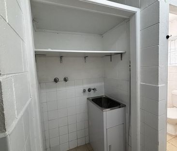 GROUND FLOOR UNIT MINUTES TO THE BEACH - Photo 2