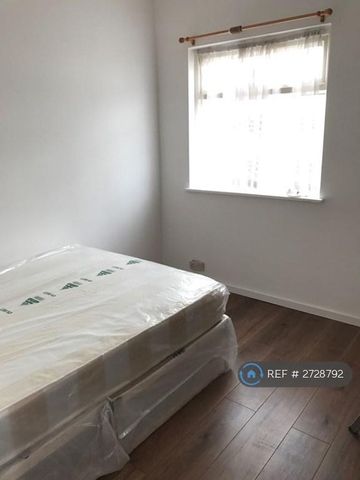 3 bedroom flat to rent - Photo 4