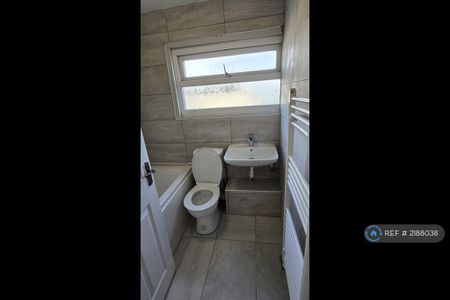 4 bedroom end of terrace house to rent - Photo 5