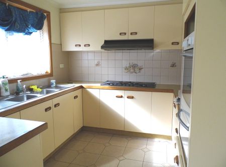 Delightful 3 bedroom unit - Photo 4