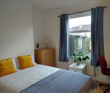 Double Room- Just off Gloucester Road - Photo 2