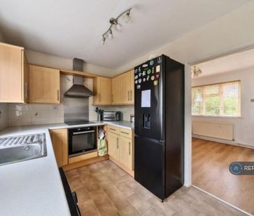 3 bedroom semi-detached house to rent - Photo 3