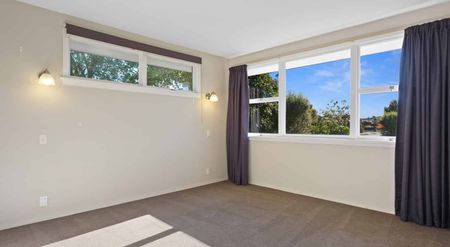 5 Bedroom Family Home in Sockburn - Photo 3