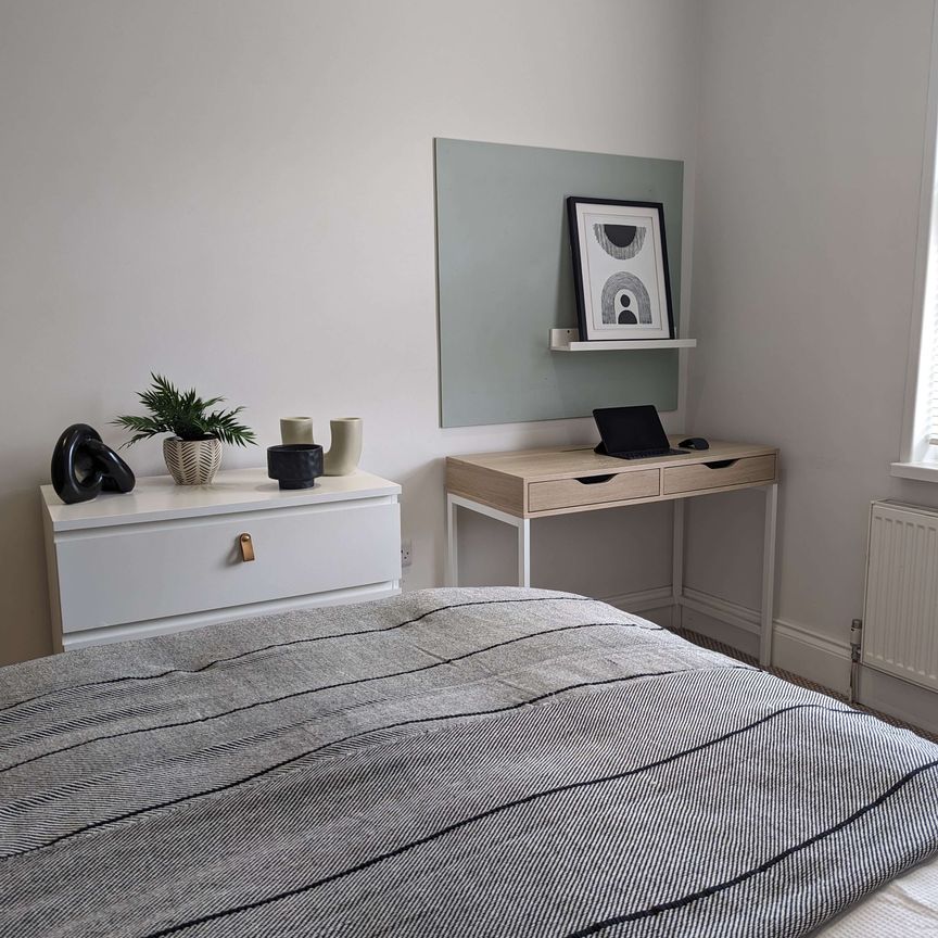 Newly Refurbished Co-Living Home 🏘️1 Studio Flat & 2 Doubles - Photo 1