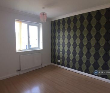 4 bedroom semi-detached house to rent - Photo 3