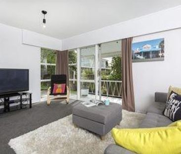 2 bedrooms with a single garage and 2 parking ... - Photo 4
