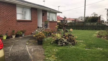 Home Alone - 2 brm plus Garage - Photo 5