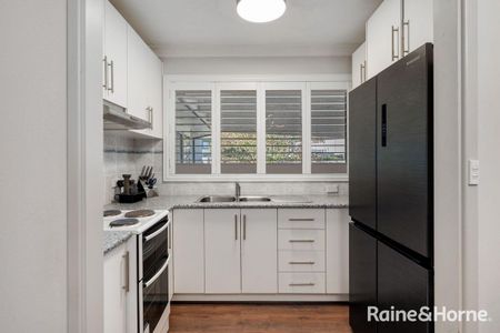 IMMACULATE 3 BEDROOM PROPERTY IN MACQUARIE FIELDS - Photo 4