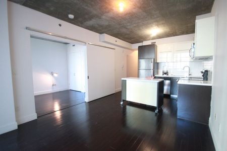 Condo for rent, Montréal (Ville-Marie) - Photo 2