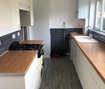 3 bedroom flat to rent - Photo 5