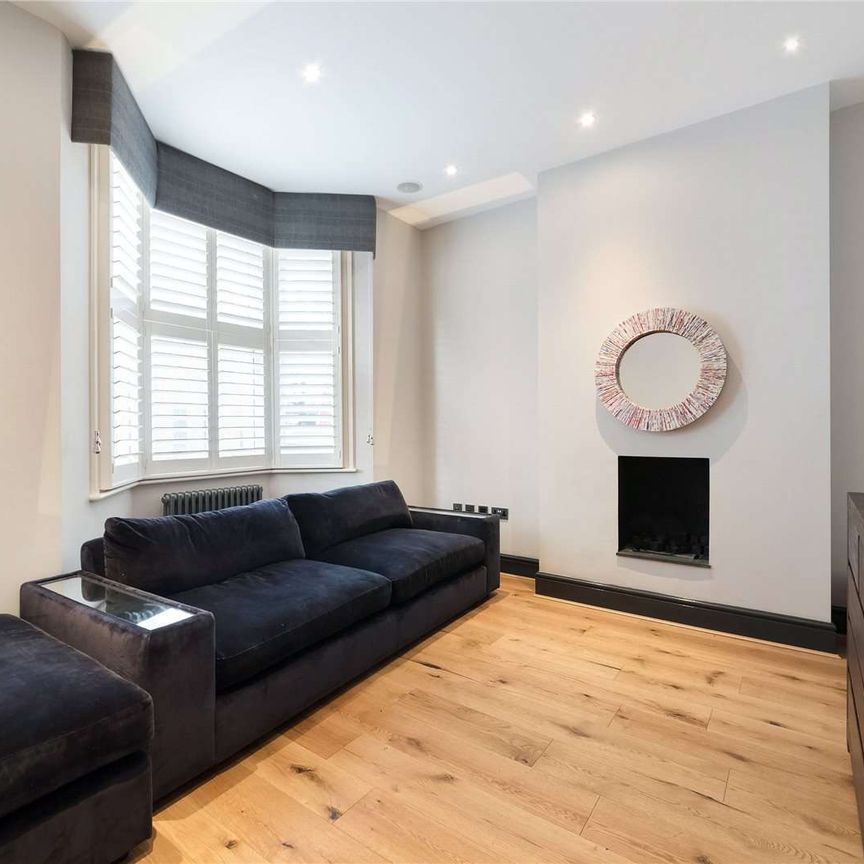 Stylish three bedroom townhouse in a central Fulham location - Photo 1