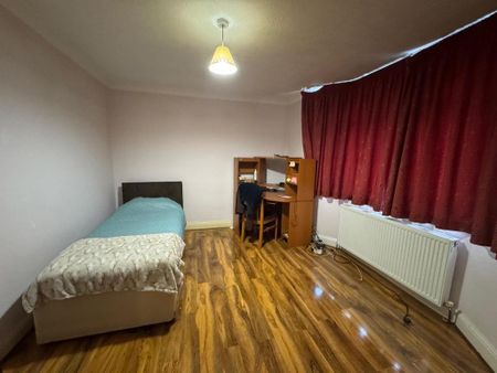 4 bedroom semi-detached house to rent - Photo 4