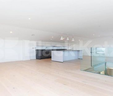 2 Bedroom, 2 bath, 1 reception Penthouse - Photo 2