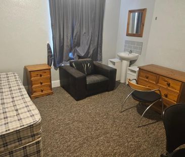 6 bedroom semi-detached house to rent - Photo 3