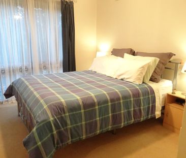 LARGE WELL PRESENTED FAMILY HOME IN LOVELY NEIGHBOURHOOD!! - Photo 1