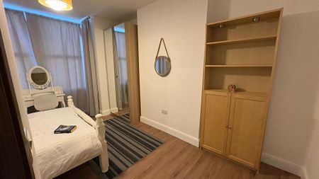 2 bedroom flat to rent - Photo 2