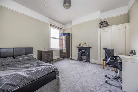 House - Terraced For Rent Waverley Road, Southsea - Photo 2