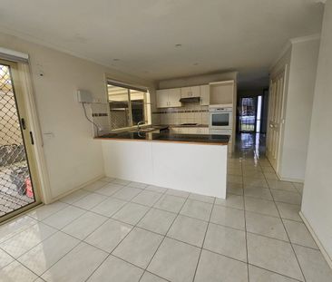 Family home in Cranbourne East - Photo 3