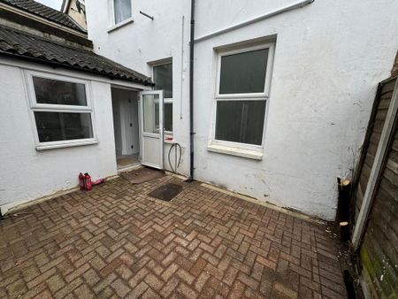 2 bedroom ground floor flat to rent - Photo 2