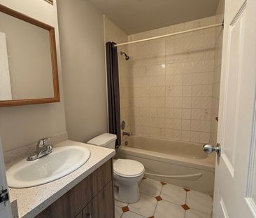 1-123 Wyndham St N - Photo 3