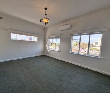 2 Bedroom Apartment in the Heart of Kew! - Photo 3